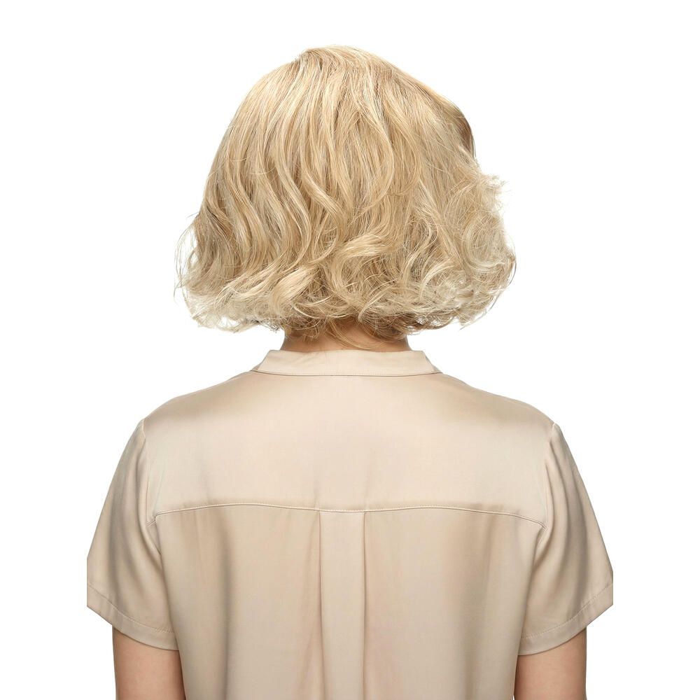Blonde Perücke, welliges Haar, Rückansicht. Frau mit beigem Oberteil.