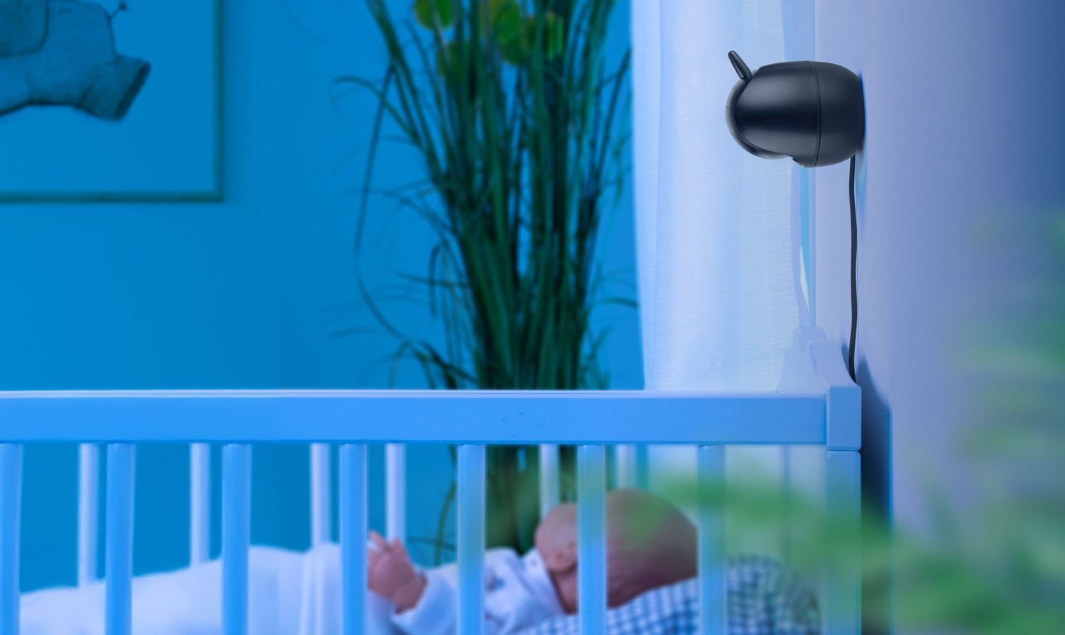 Babykamera mit Schwenk- und Neigefunktion, 350° horizontal, 80° vertikal.