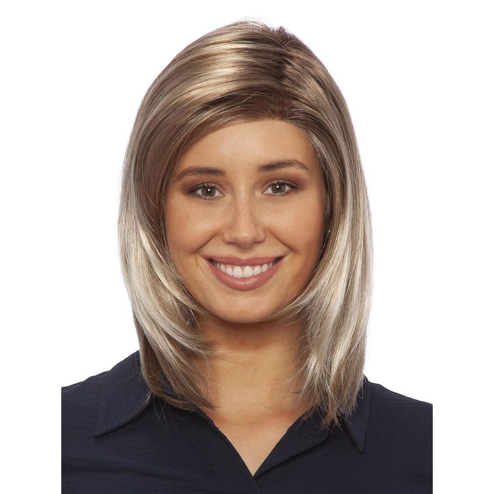 Perücke Megan von trendhair. Blond-braune, schulterlange Kunsthaarperücke. Frontale Ansicht einer Frau.