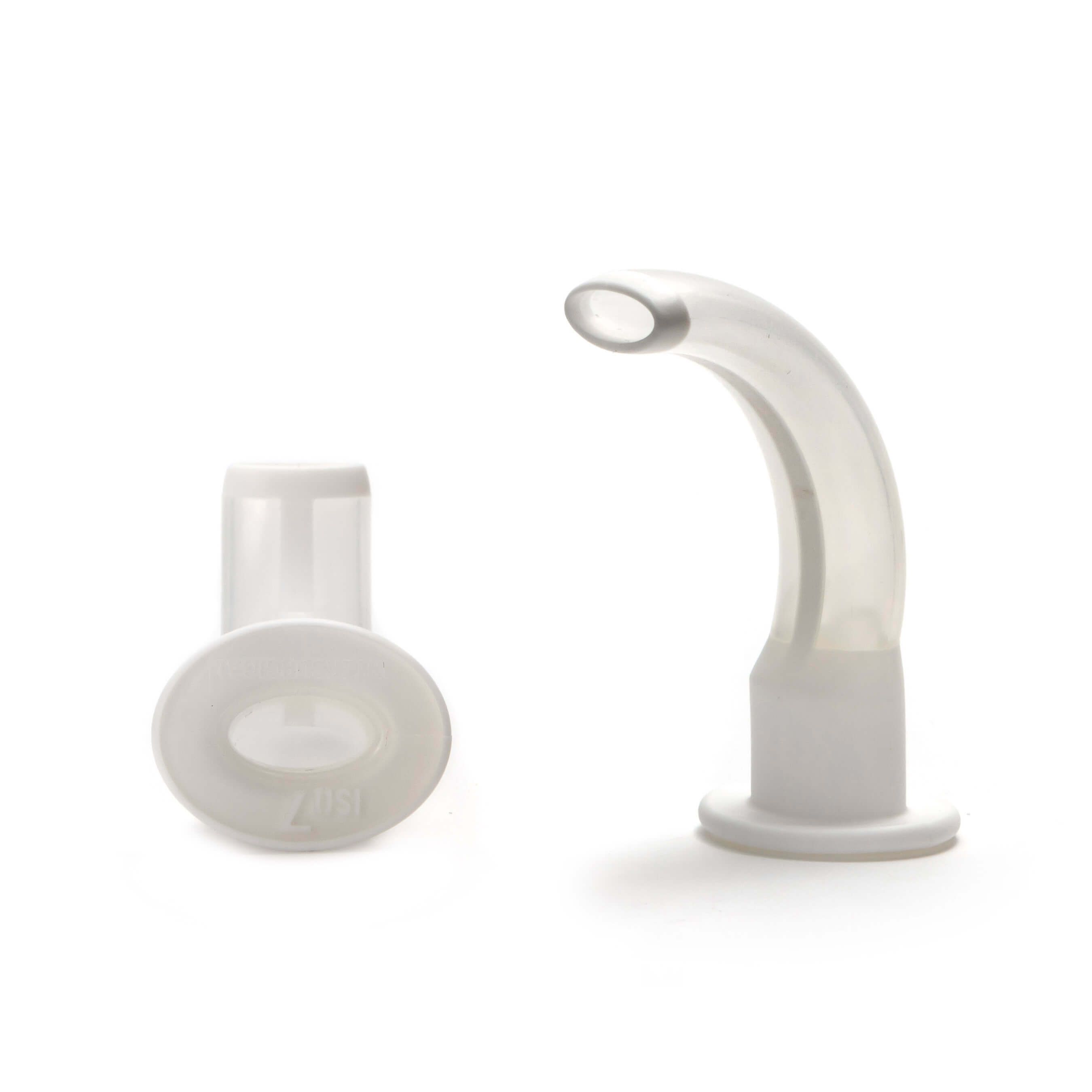 Zwei Guedeltuben aus transparentem Kunststoff. Ein gebogenes Exemplar und ein gerades Exemplar mit ovaler Basis. Beide sind weiß.