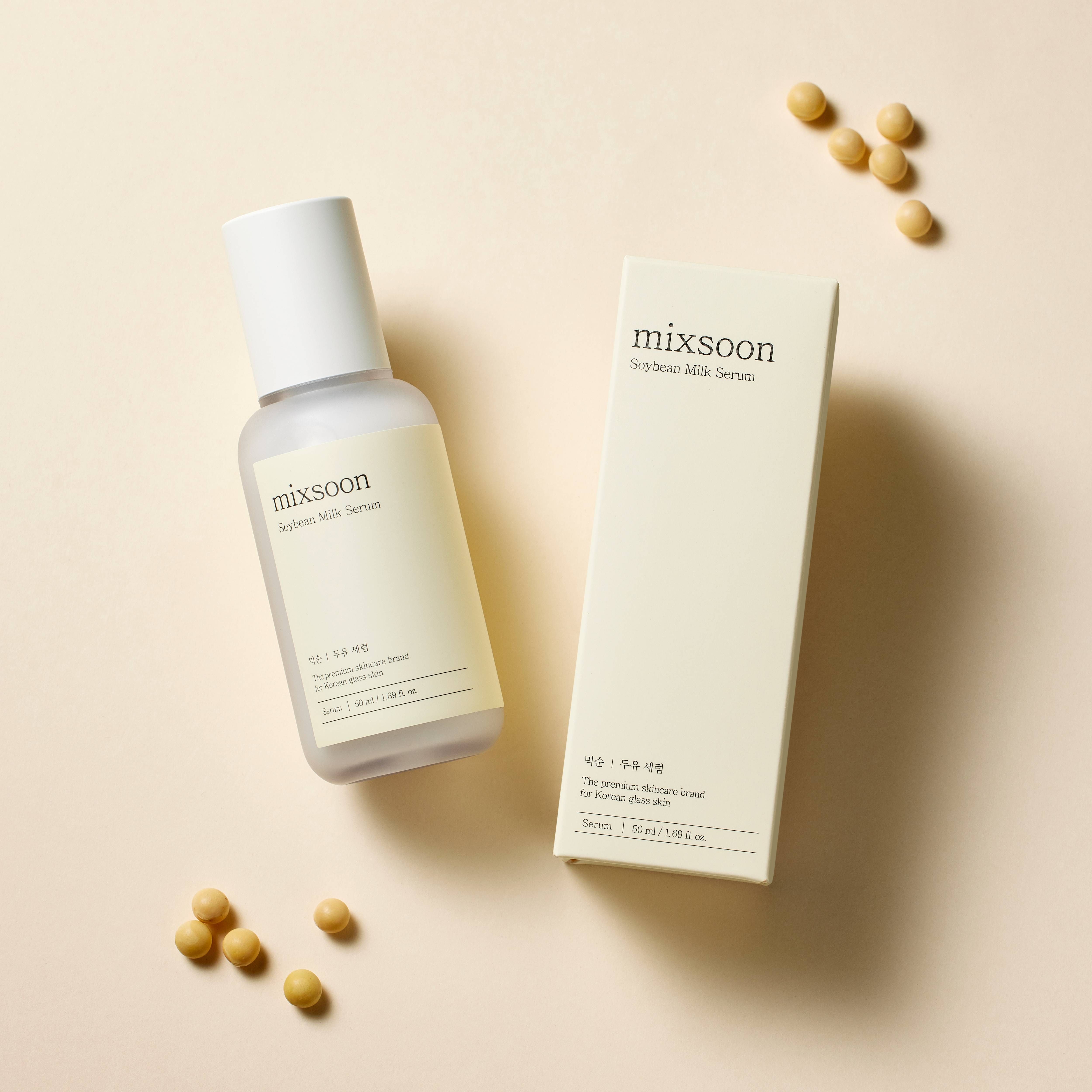 Serumflasche und Schachtel. Aufschrift: mixsoon Soybean Milk Serum. Beige Etikett und Schachtel. Sojabohnen.