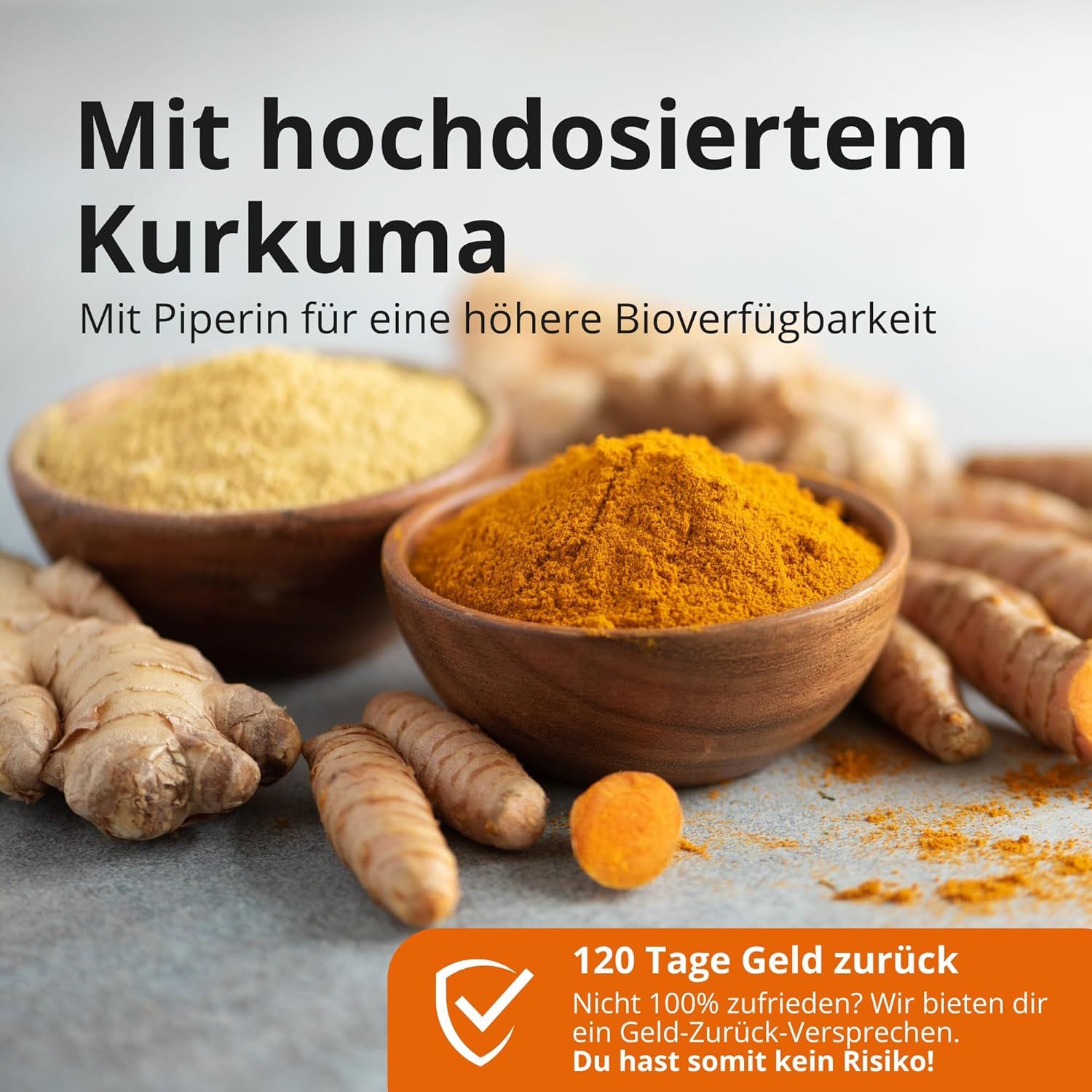 Holzschalen mit Kurkuma- und Ingwerpulver. Daneben Ingwerwurzeln und Kurkumastücke. Text: Mit hochdosiertem Kurkuma.