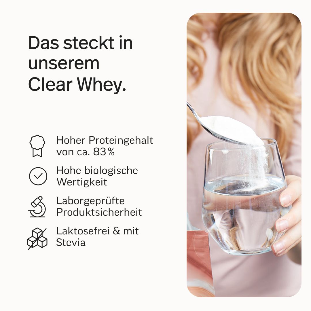 Frau gibt Pulver in ein Glas Wasser. Hoher Proteingehalt, biologisch wertvoll, laborgeprüft, laktosefrei.