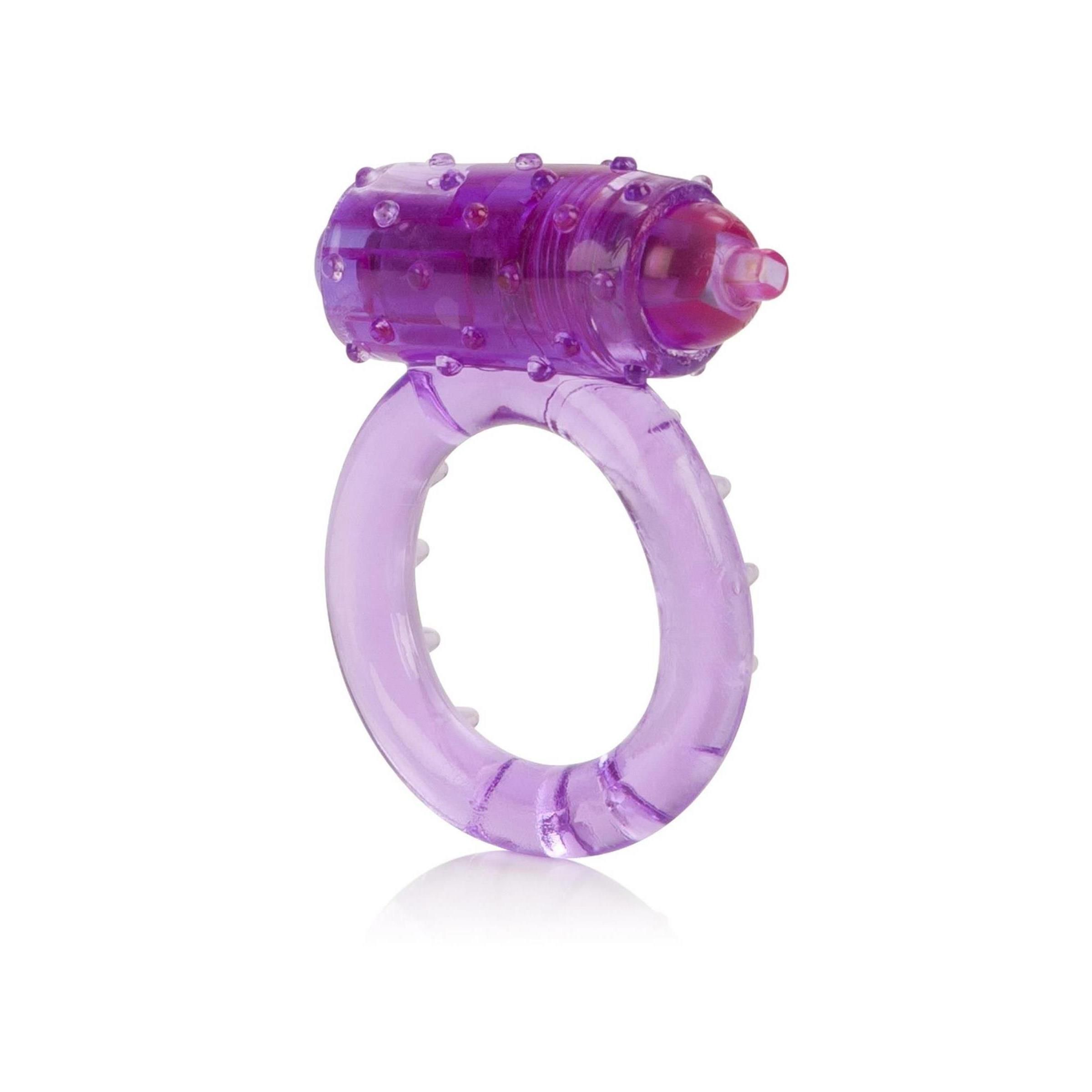 Lila Ring mit Noppen und Stimulator. Auf weißem Hintergrund.