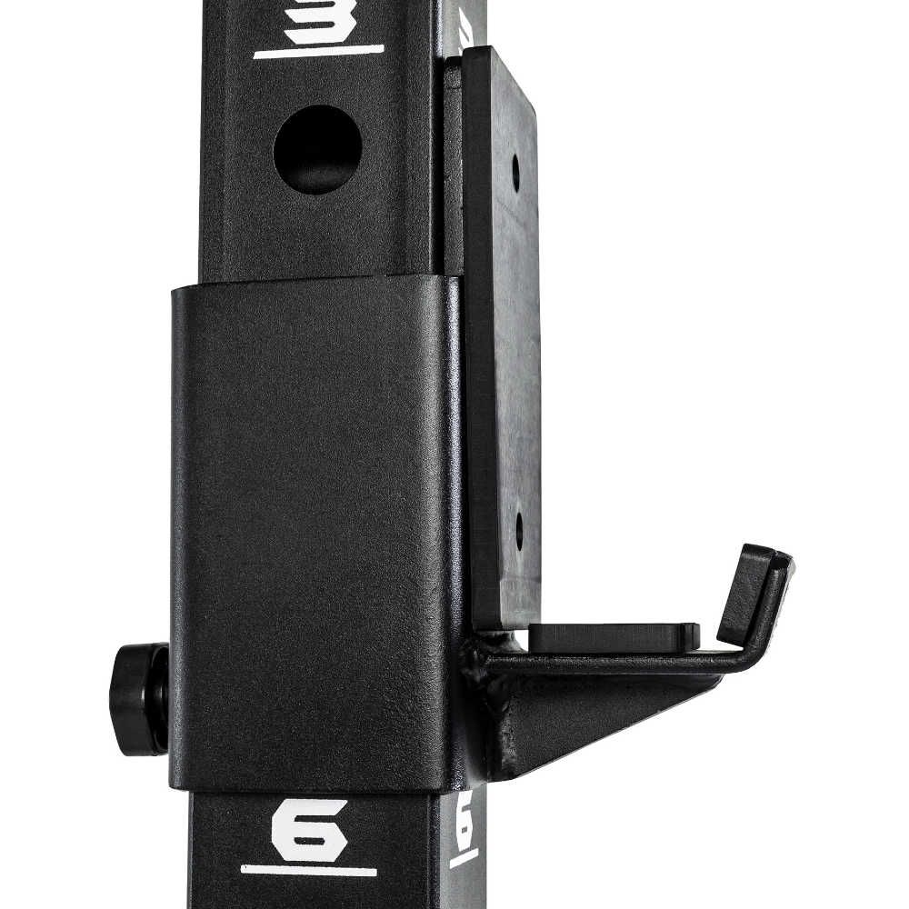 Schwarzer J-Hook für Tunturi Cross Fit Rack RC20. Metallkonstruktion mit Haken. Seitliche Befestigung am Rack.