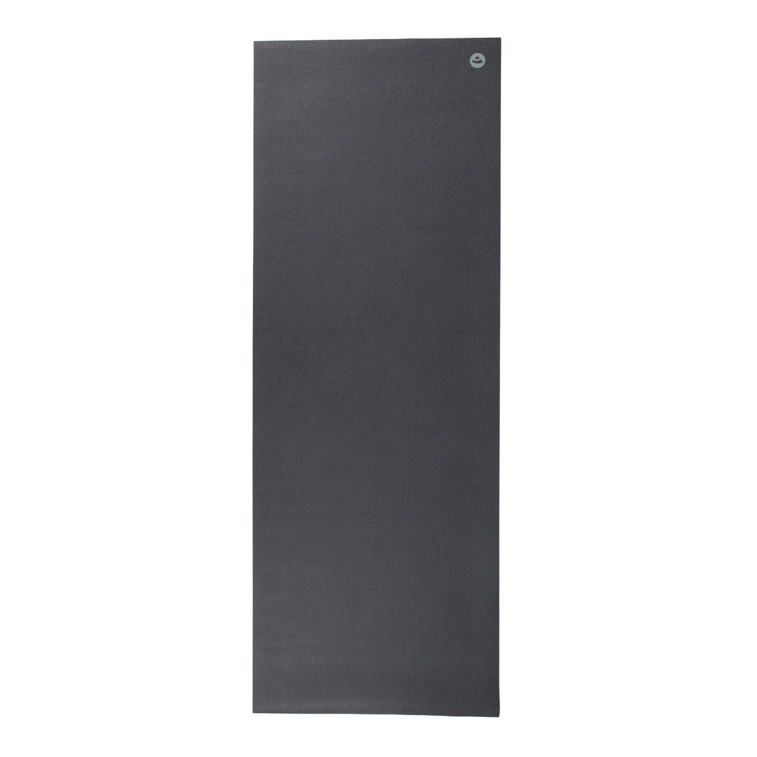 Graue Yogamatte, flach ausgebreitet. Kleines Logo oben rechts. Rechteckige Form.