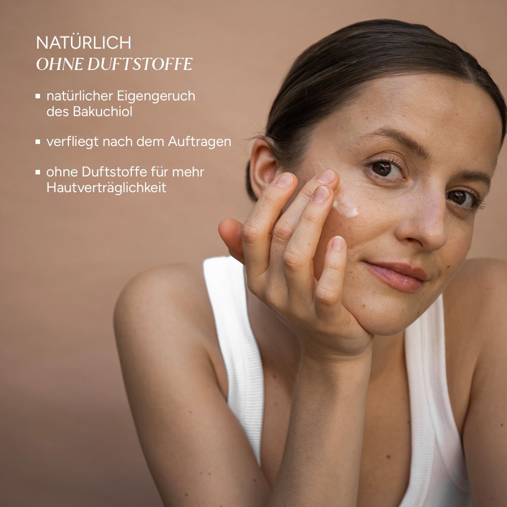 Frau mit Serum auf der Wange. Text: Natürliche, ohne Duftstoffe. Natürlicher Eigengeruch des Bakuchiols. Ohne Duftstoffe für mehr Hautverträglichkeit.