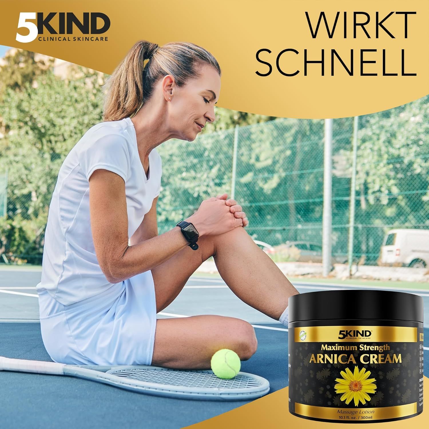 Frau sitzt auf Tennisplatz. Im Hintergrund: Tiegel mit goldfarbenem Etikett. Aufschrift: Arnica Cream. Gelbe Blüte.