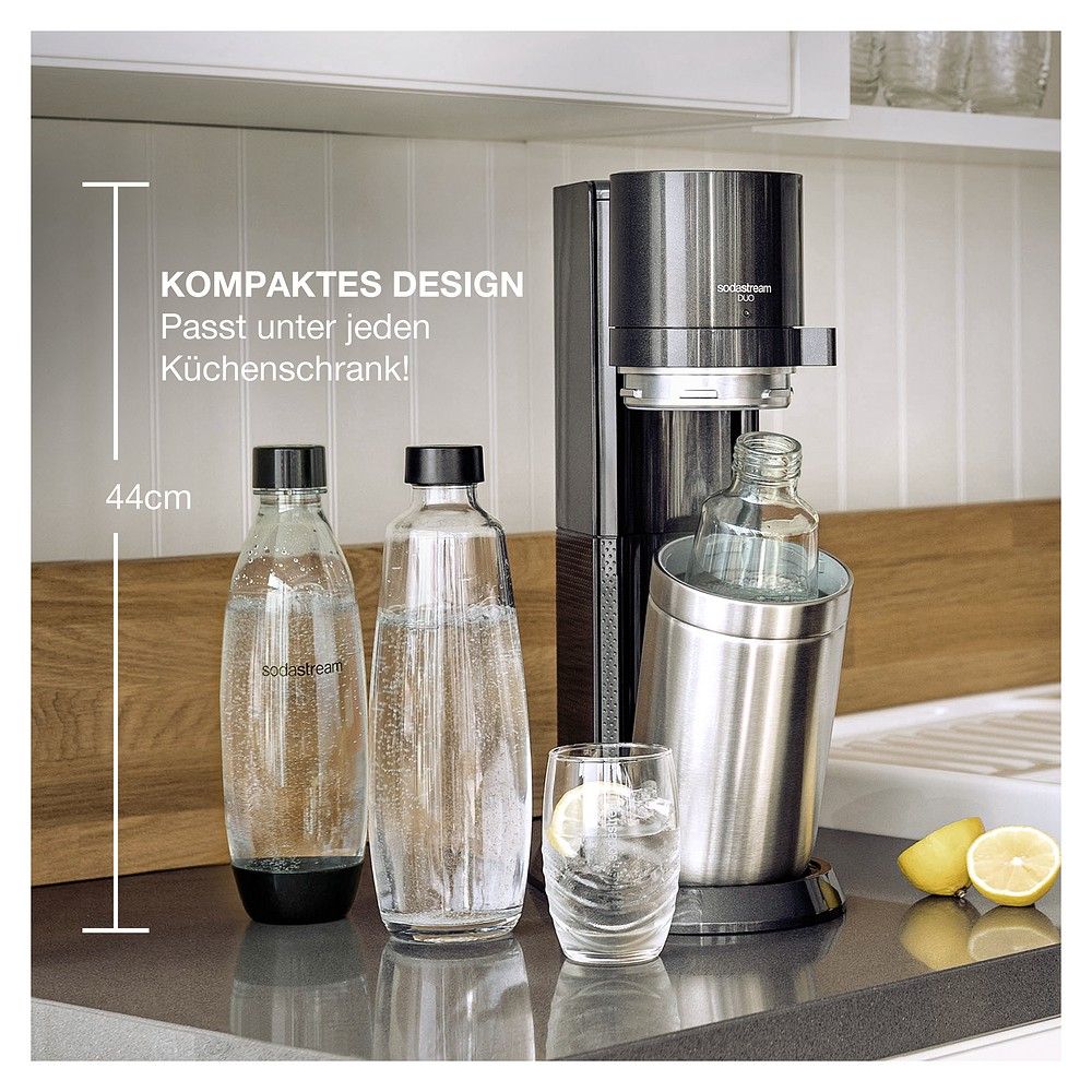 Sodastream Soda Duo auf Küchenarbeitsplatte, 44cm hoch, mit Flaschen und Glas.