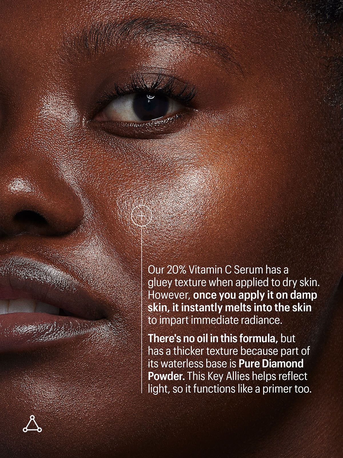 Nahaufnahme eines Gesichts mit Haut, die mit einem Vitamin C Serum behandelt wurde. Text beschreibt die Textur und Wirkung des Serums.