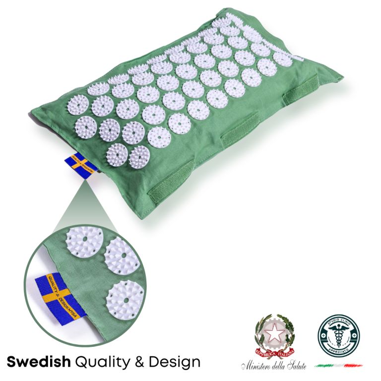 Grünes Kissen mit weißen Noppen. Schwedische Flagge und Text 'Swedish Quality & Design'.