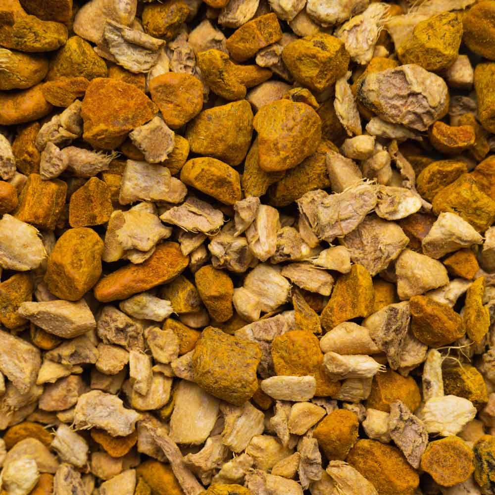 Nahaufnahme von getrockneten Kurkuma- und Ingwerstücken. Verschiedene Größen und Farben, von hellbraun bis gelb-orange.
