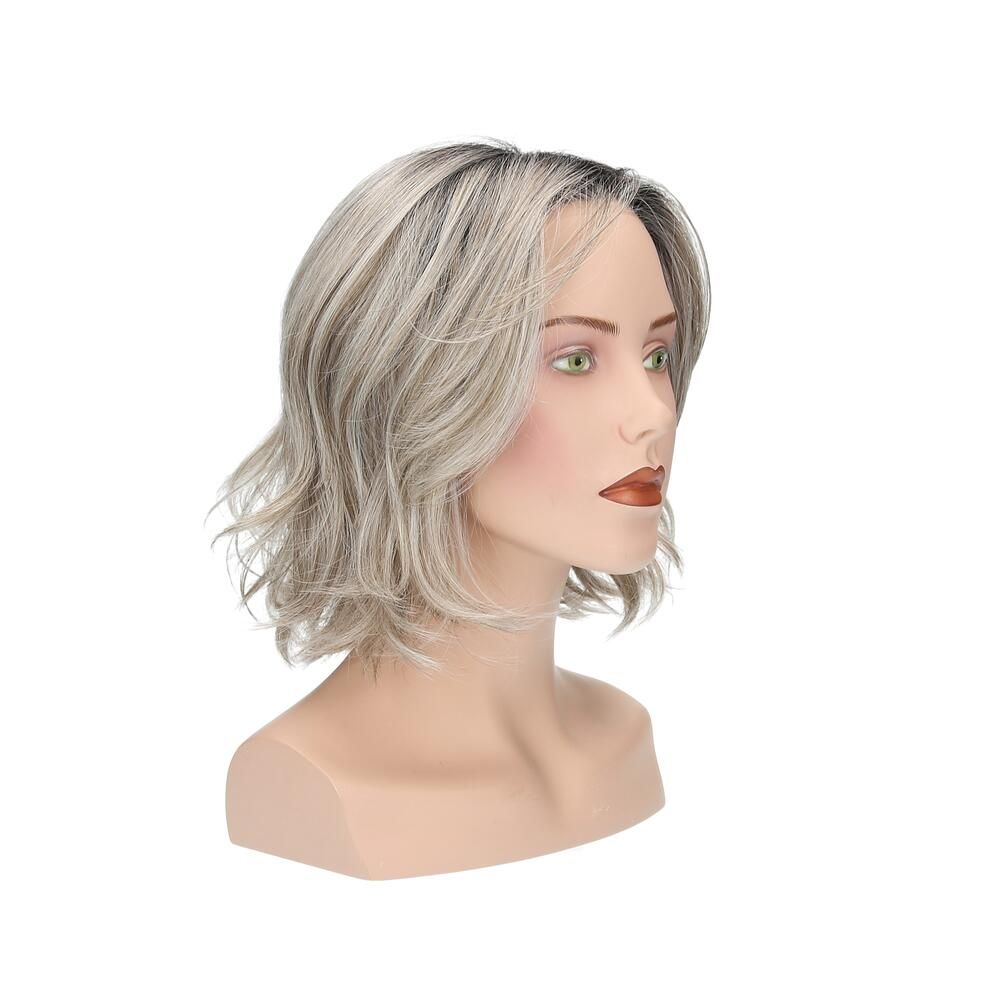 Perücke Lilie von trendhair. Blonde, gewellte Kunsthaarperücke auf einem Schaufensterkopf. Schräge Seitenansicht.