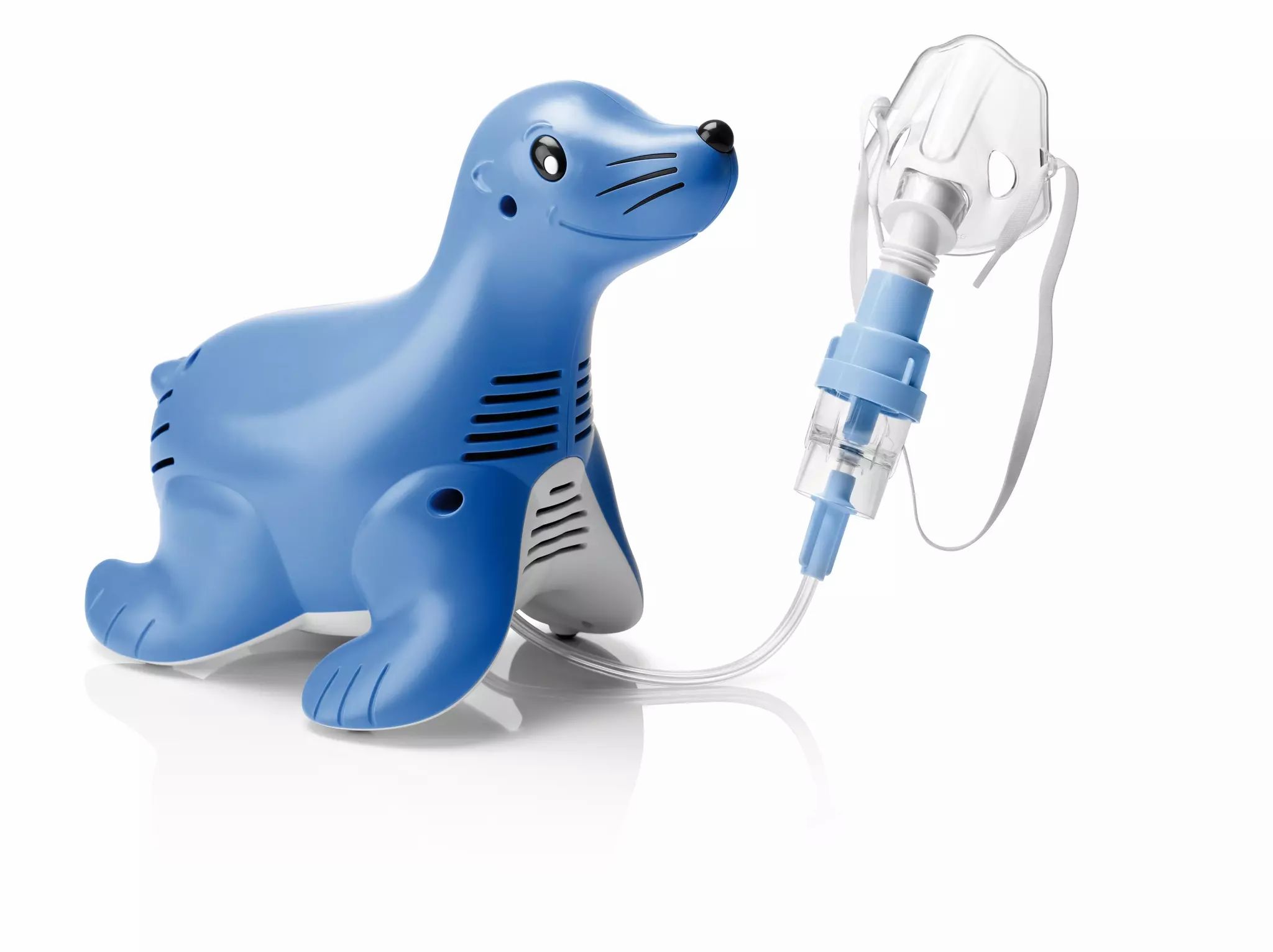 Blaues Inhalationsgerät in Seehundform mit Maske und Schlauch. Seitliche Ansicht, weißer Hintergrund.