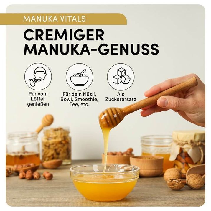 Honig wird mit einem Honiglöffel in eine Schüssel gegossen. Text: Cremiger Manuka-Genuss. Zum Löffeln, für Müsli, als Zuckerersatz.