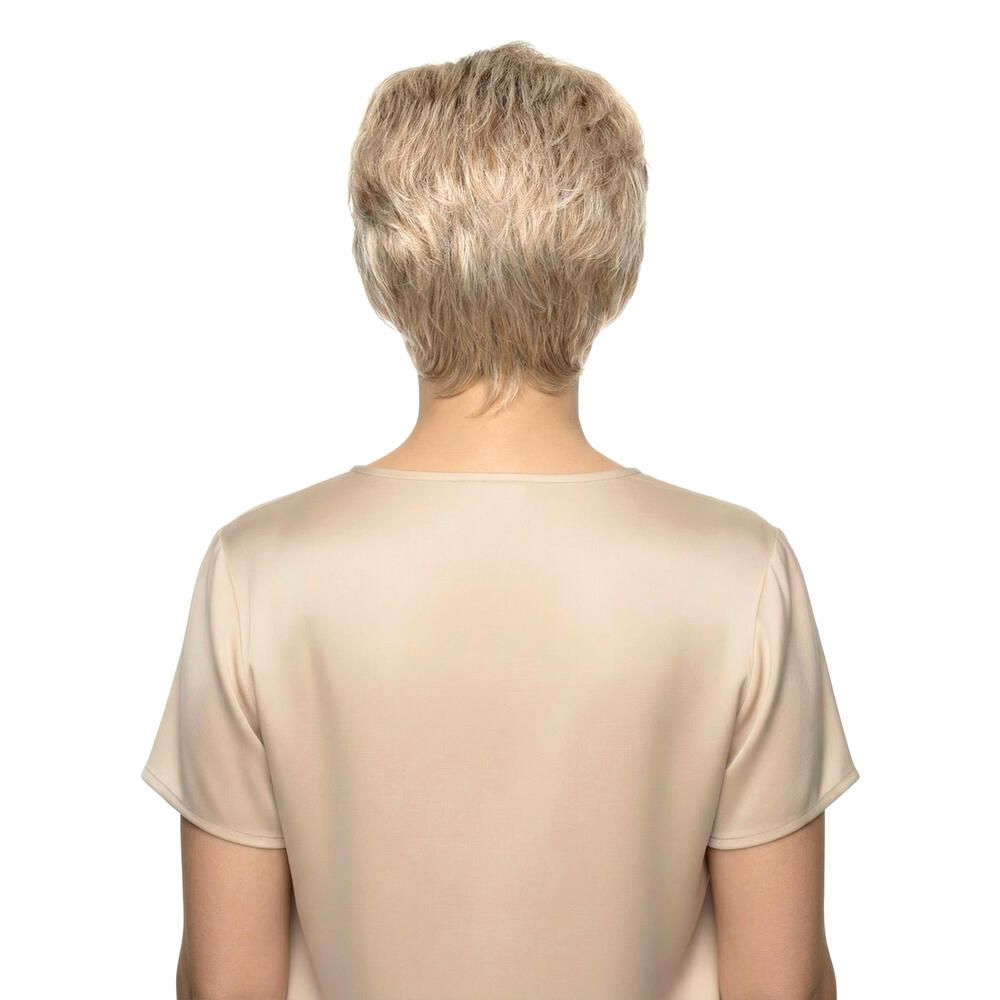 Kurzhaarperücke, blond, auf einer Frau. Rückansicht. Die Frau trägt ein helles Oberteil.
