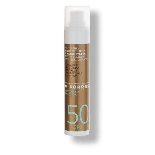 Zylinderförmige Sonnencreme-Flasche. Braune Hülle mit weißem Deckel. Text: KORRES, SPF 50, Anti-Aging, Anti-Spot.