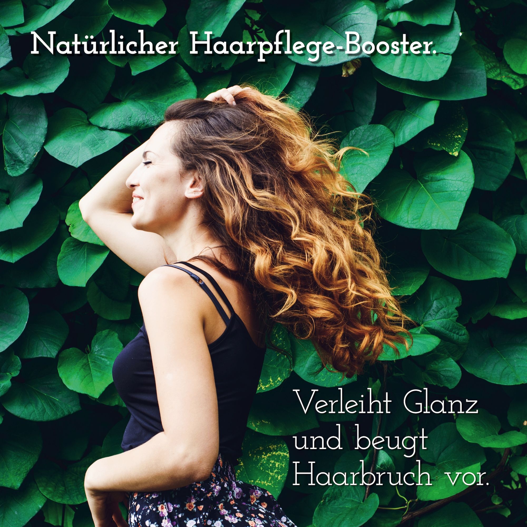 Frau mit welligem Haar. Text: Natürlicher Haarpflege-Booster. Verleiht Glanz und beugt Haarbruch vor.