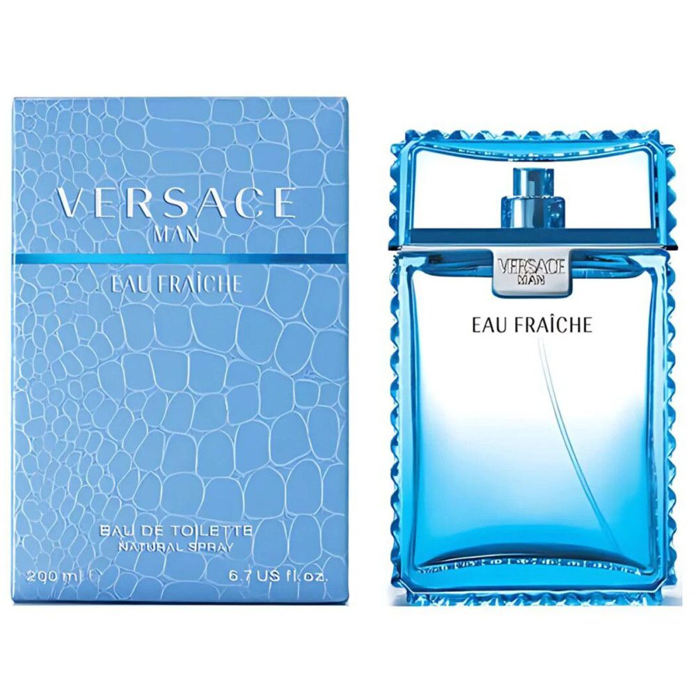 Hellblaues Parfümflakon und Schachtel. Flakon mit quadratischer Form und geriffelten Kanten. Aufschrift: VERSACE MAN EAU FRAICHE.
