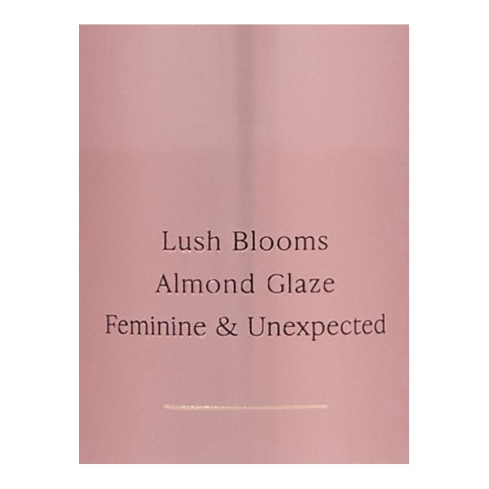 Rosa Etikett mit Text: Lush Blooms, Almond Glaze, Feminine & Unexpected.