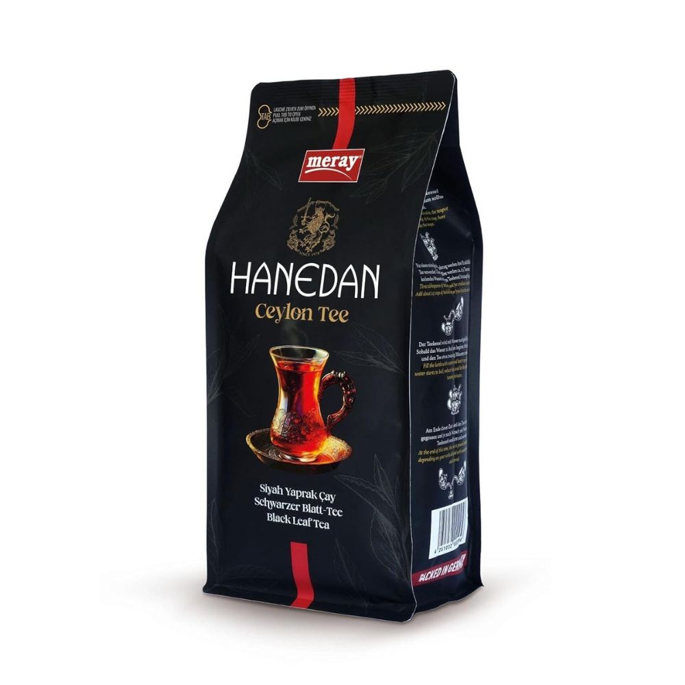 Schwarzer Tee in einer schwarzen Verpackung. Aufschrift: HANEDAN Ceylon Tee. Marke: meray. Abbildung eines Teeglases.