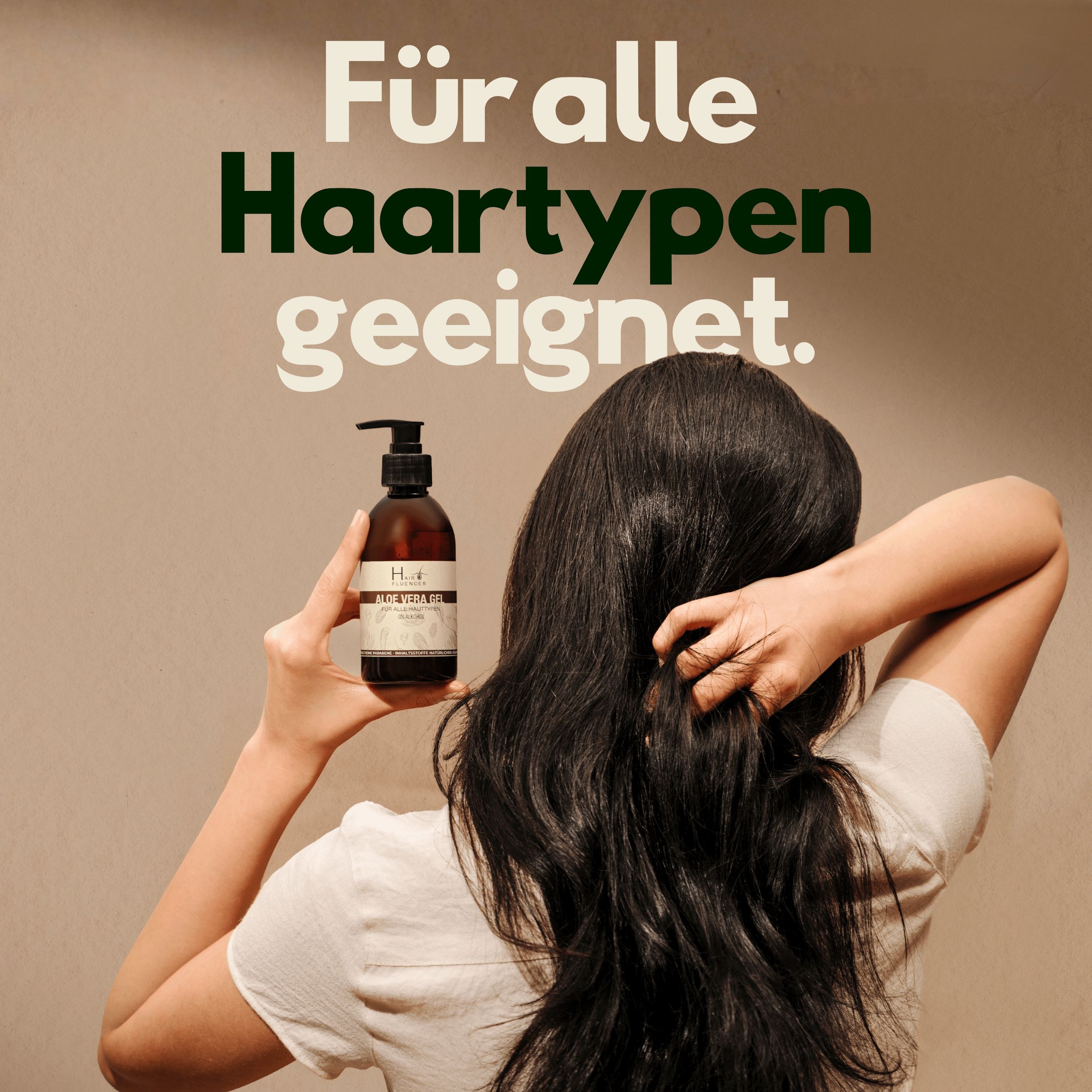 Frau hält Flasche. Text: Für alle Haartypen geeignet. Braune Flasche mit schwarzem Pumpkopf.