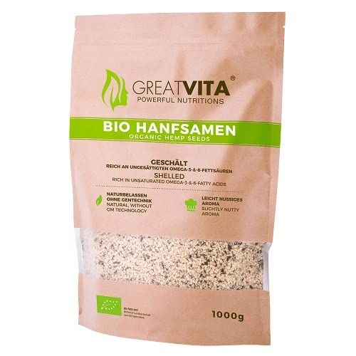 Beutel mit Bio Hanfsamen. Sichtbares Logo: GreatVita. Text: Bio Hanfsamen, Organic Hemp Seeds, Geschält, 1000g.