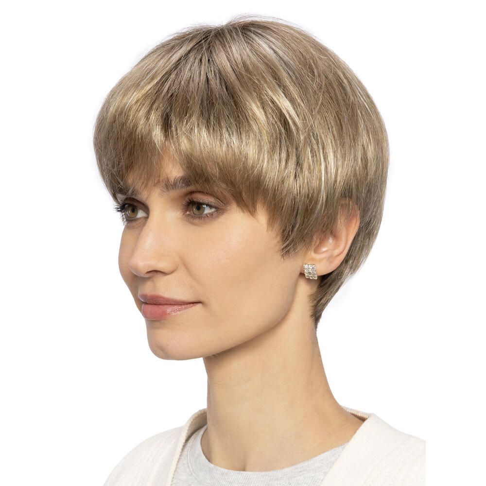 Kurzhaarperücke in Blondtönen. Seitenansicht einer Frau, die die Perücke trägt. Die Perücke hat einen Pony und einen geraden Schnitt.