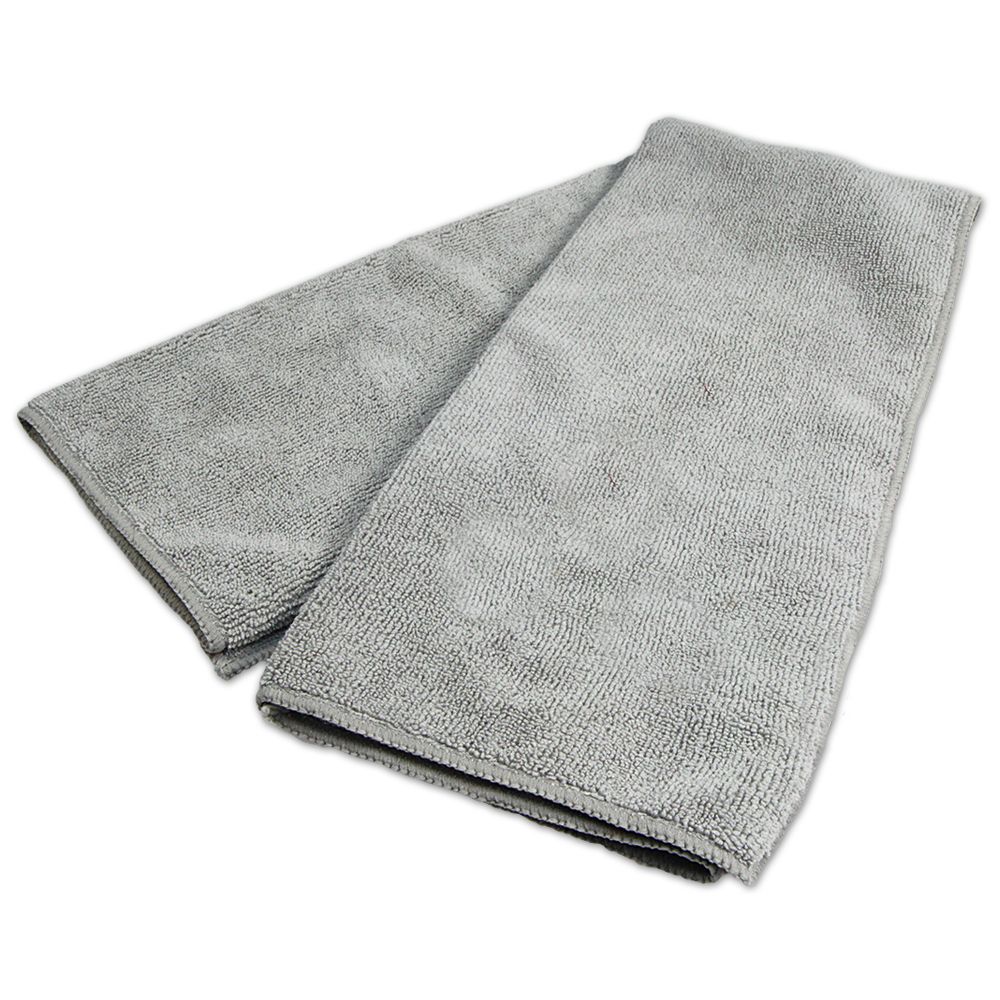 Graues Hundehandtuch, flauschig, rechteckig, gefaltet. Mikrofaser-Material. Liegt auf weißem Hintergrund.