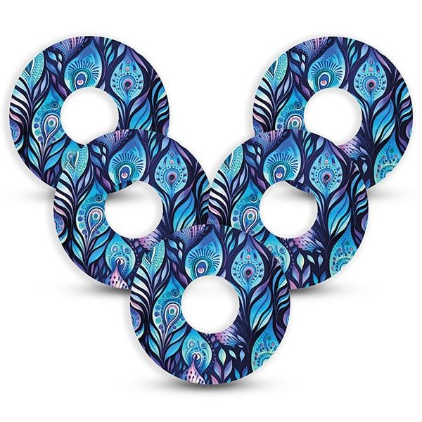 Fünf runde Pflaster mit Pfauenfeder-Muster. Mit zentralem Loch. Blau-violette Farbtöne.