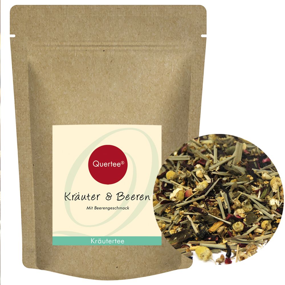 Quertee® Kräutertee "Kräuter & Beeren" in brauner Verpackung. Label mit Logo und Produktbezeichnung. Runde Nahaufnahme des Tees.