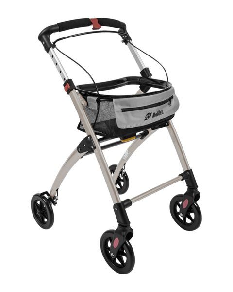 Silberfarbener Indoor-Rollator mit Korb und vier Rädern. Schwarze Griffe und Räder. Marke Mobilex.