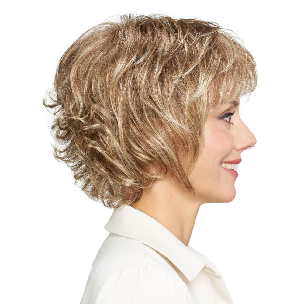 Perücke Michelle von Lofty. Blondes, kurzes Haar mit welliger Struktur. Seitenansicht einer Frau, die die Perücke trägt.