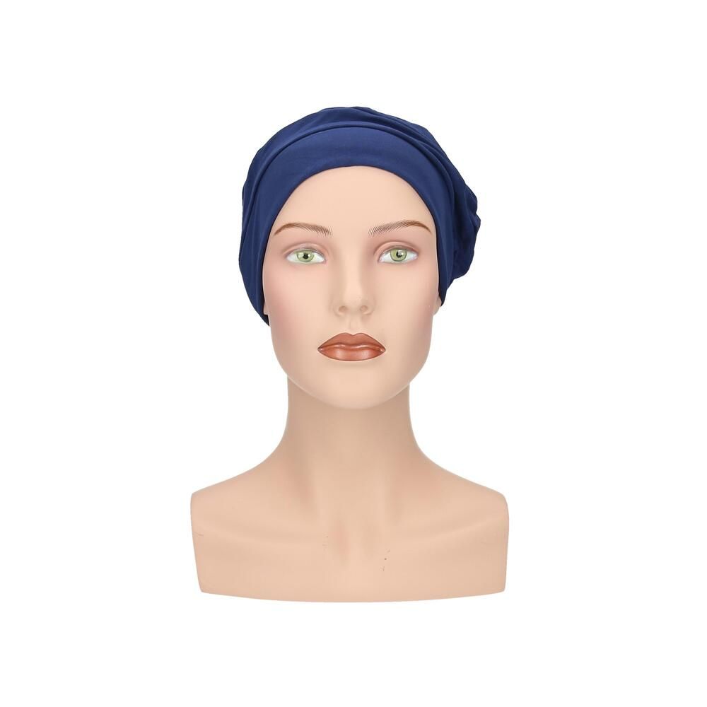 Blauer Turban auf einer Büste. Frontansicht. Stoffhaube mit gerafftem Design.