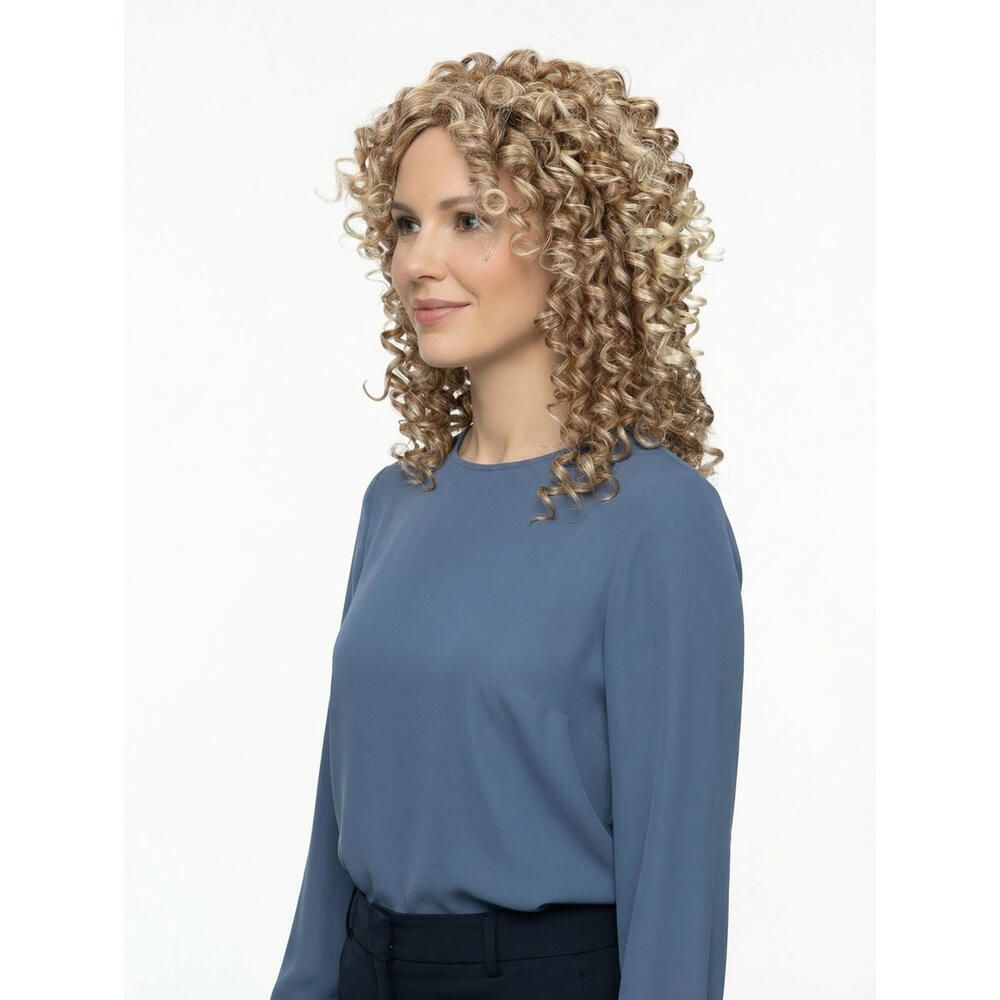 Frau mit lockiger Perücke. Blonde und braune Locken. Sie trägt ein blaues Oberteil. Seitenansicht.