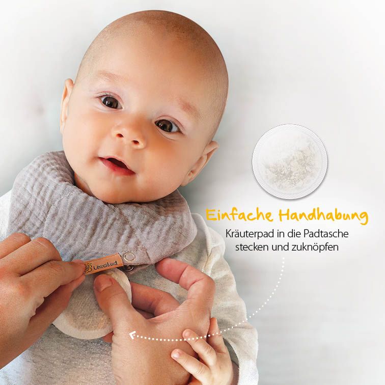 Baby mit Halstuch. Hand zeigt, wie man Kräuterpad in die Padtasche steckt und zuknöpft. Text: Einfache Handhabung.
