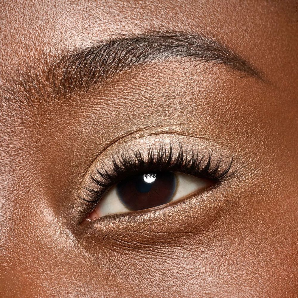 Nahaufnahme eines Auges mit Lidschatten. Dunkle Wimpern.