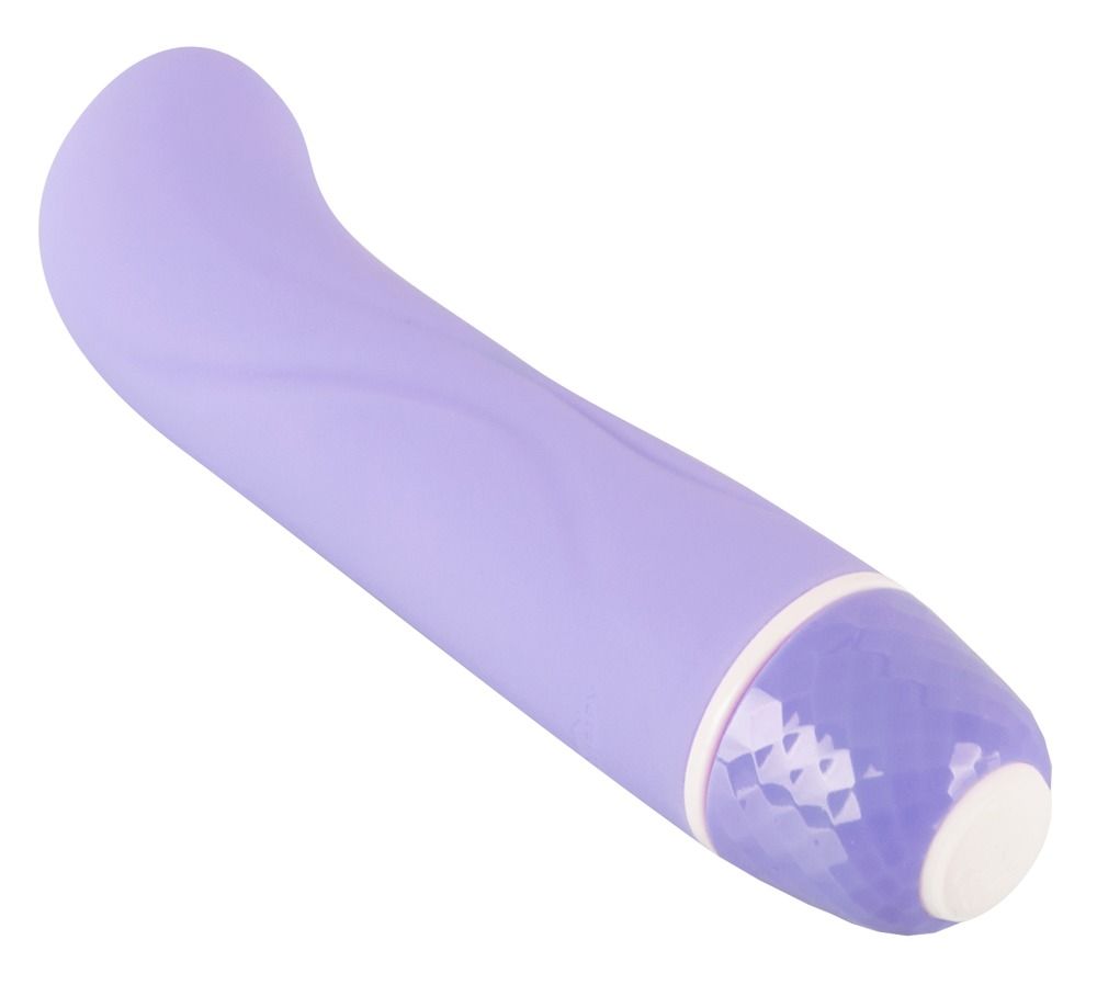 Lila Vibrator. Gebogene Form, abgerundete Spitze. Wellenförmige Oberfläche. Weißer Sockel mit facettiertem Muster.