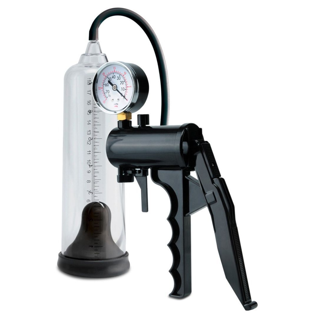 Vakuumpumpe mit Messskala und Manometer. Schwarzer Griff und Zylinder. Schwarzer Schlauch verbindet Zylinder und Pumpe.