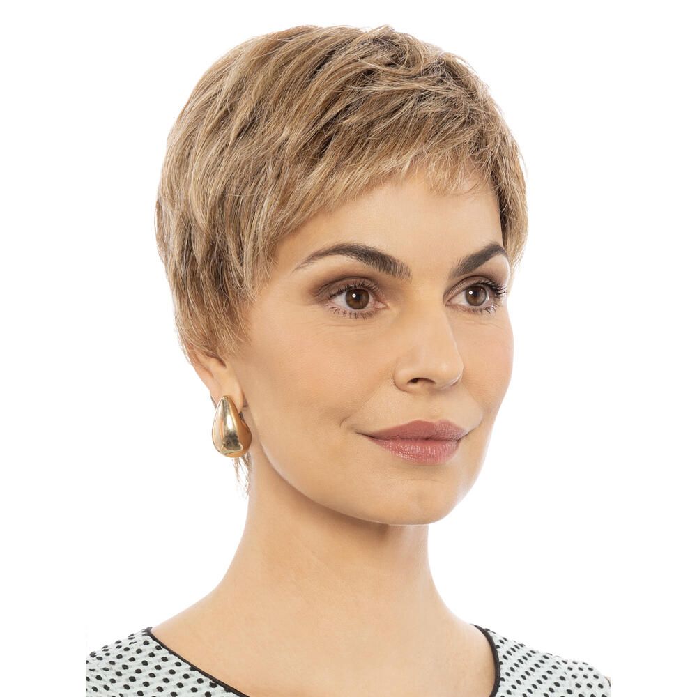 Kurzhaarperücke, blond, Blickrichtung leicht nach rechts. Frau mit goldenen Ohrringen.