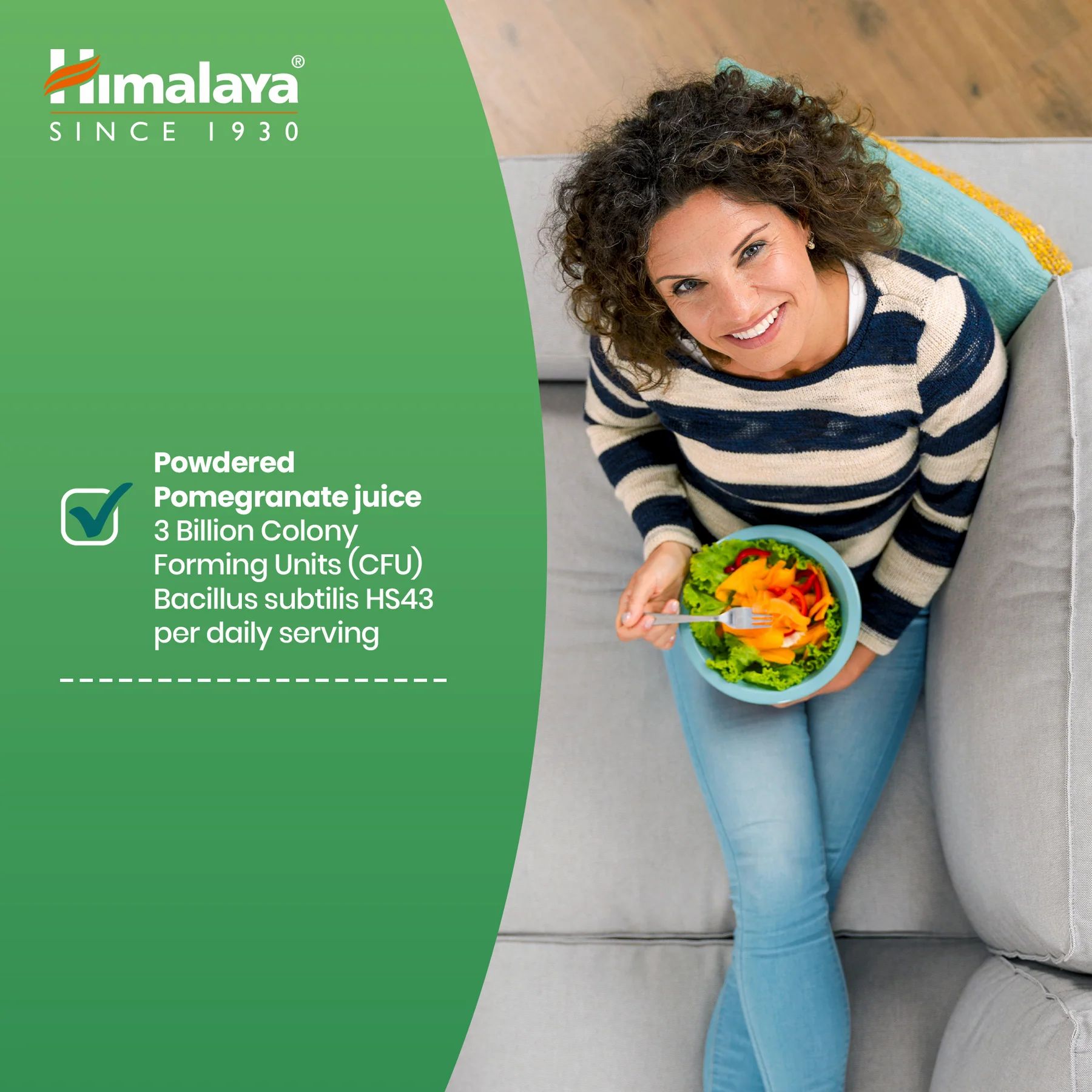 Frau auf Sofa mit Salat. Text: Pulverisierter Granatapfelsaft. 3 Milliarden Kolonie bildende Einheiten (CFU).