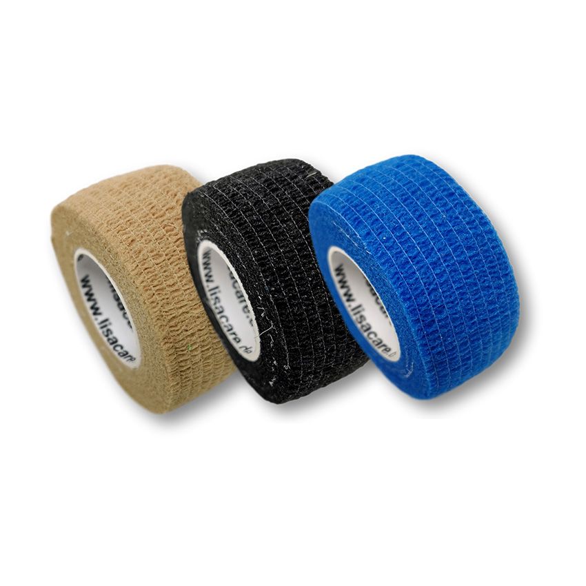 Drei Rollen Fingerpflaster. Beige, schwarz und blau. Sichtbar: Marke LisaCare auf den Rollen.