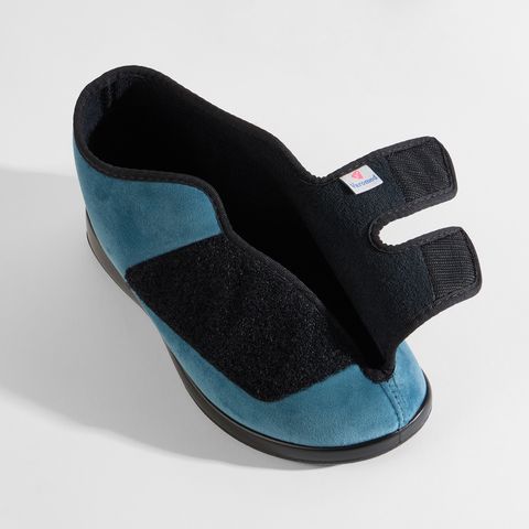 Blaue Schuhe mit Klettverschluss und schwarzem Besatz.