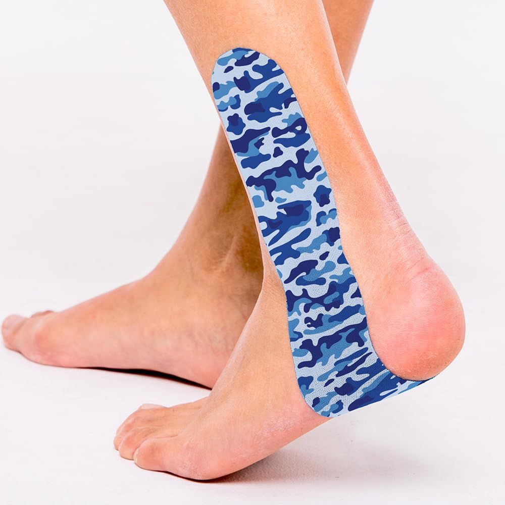 Fuß mit CureTape am Knöchel und Fuß. Blaues Camouflage-Muster. Weißer Hintergrund.