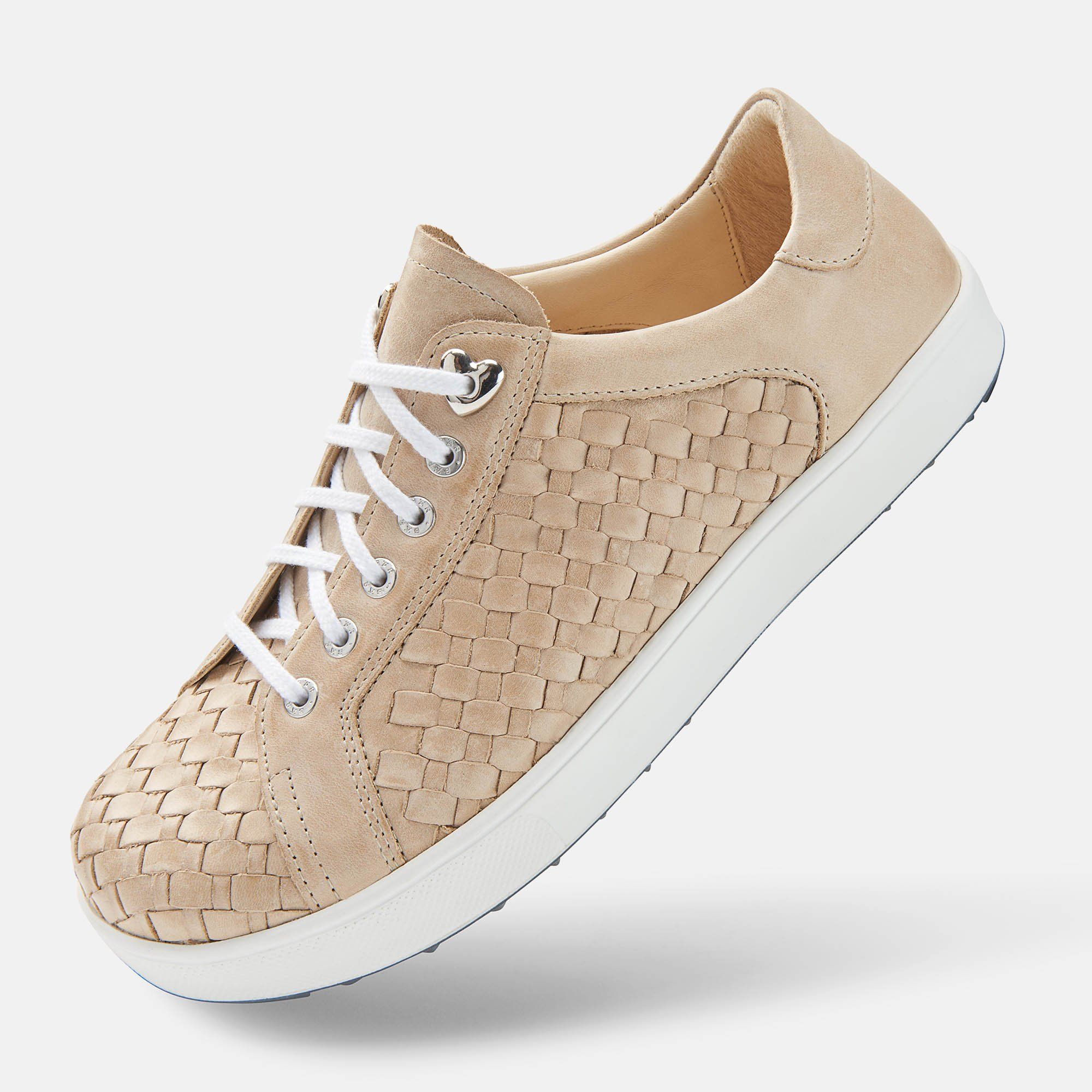 Beige Schnürschuh mit geflochtenem Muster. Weiße Schnürsenkel und Sohle. Schuh schräg von der Seite.