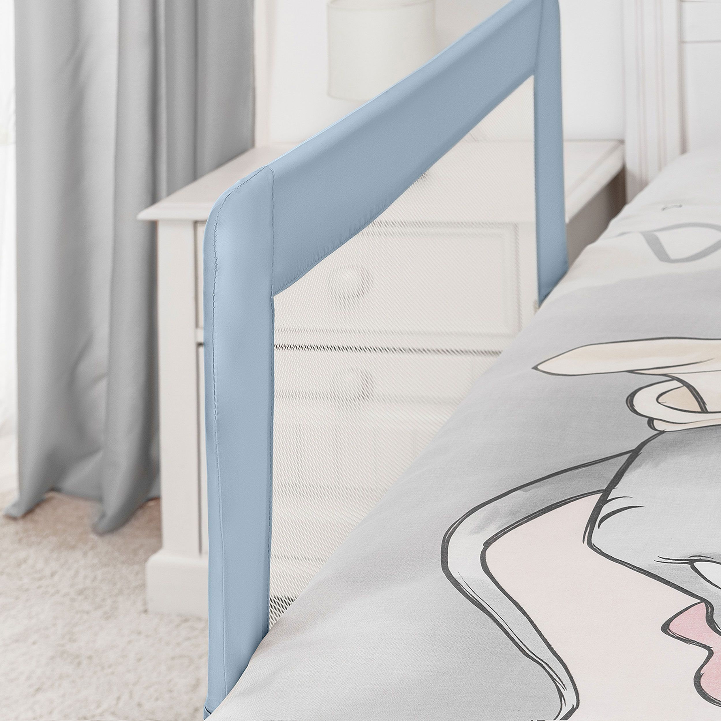 Blaues Bettgitter, Detailansicht. Teilweise am Bett befestigt. Bettwäsche mit Elefantenmotiv.