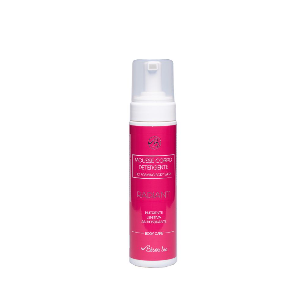 Flacone di mousse detergente corpo rosa con dispenser bianco. Testo: Mousse Corpo Detergente, Radiant, Body Care, BisouBio.