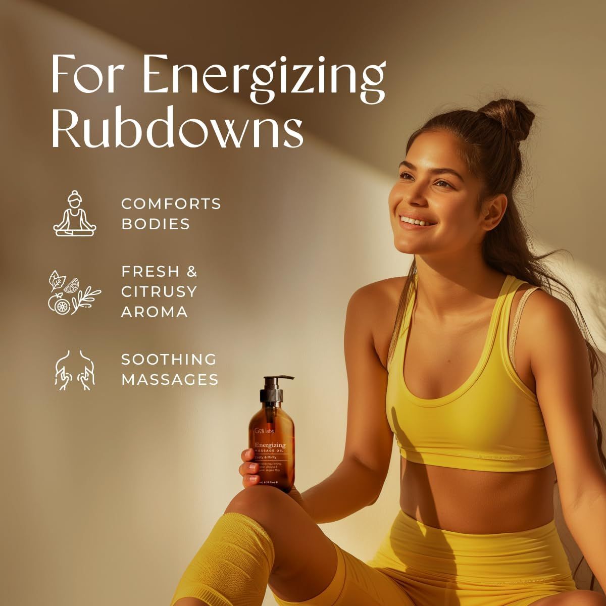 Frau mit gelbem Sport-BH und -Hose hält eine Flasche Massageöl. Text: Für belebende Einreibungen, Komfort für den Körper, frisches Aroma.