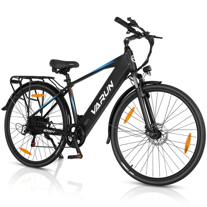 Schwarzes E-Bike VARUN S700-1. Gepäckträger, Schutzbleche, orange Reflektoren. Schwarze Reifen, Felgen. Blaue Akzente am Rahmen.