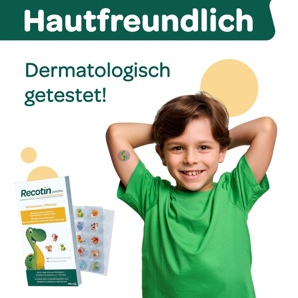 Kind mit Pflaster am Arm. Packung Recotin Patches daneben. Dermatologisch getestet. Hautfreundlich.